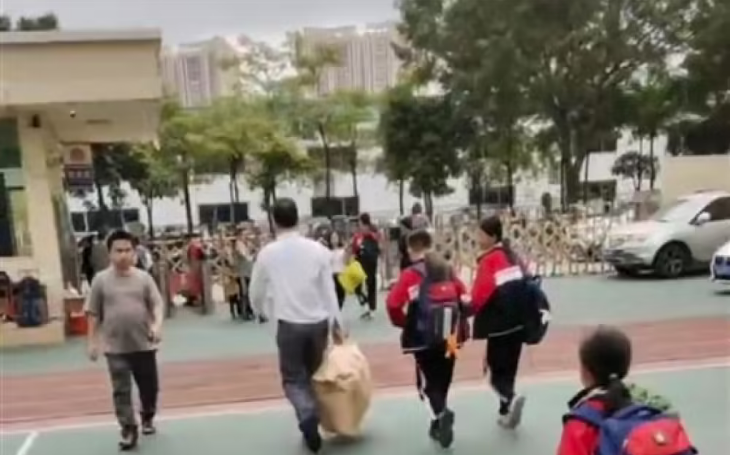广东一小学倒闭学生打包回家