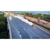 高速上惊现喷气式汽车 车尾一路滚滚浓烟 涡轮增压器坏了
