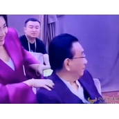 侯耀华公然揩油惹争议!贴脸搂抱拉美女手不放 动作太熟练网友打骂