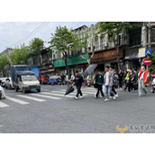 李小冉近况曝光!过马路黑伞保护车让道 网友直呼耍大牌