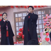 陆毅鲍蕾现身网红婚礼献唱 穿一身黑网友怒批不吉利 现场曝光格格不入