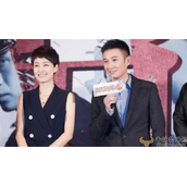 马伊琍新恋情曝光!男方高大壮硕疑似圈外人 一起散步遛狗同回小区