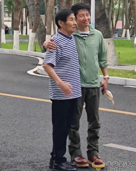 撒贝宁带父亲去哪里了