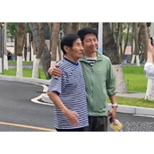 撒贝宁带父亲去哪里了?重回湛江故里父子合照共用一张脸