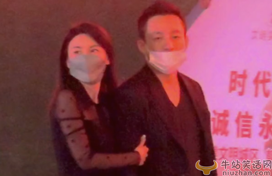 汪小菲牵手美女逛街