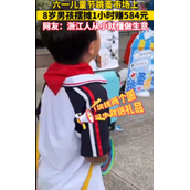 8岁男孩摆摊1小时赚584元 直言生意太好 网友表示羡慕了！