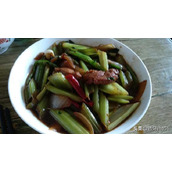 芹菜炒肉怎样烧色香味俱全（鲜香脆爽的芹菜炒肉非常好吃）