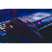 《英雄联盟》季后赛EDG对阵WE首发名单出炉：Uzi对决Hope、FoFo回归