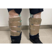 男子走路姿势异常 一查竟然身绑68台苹果iPhone手机