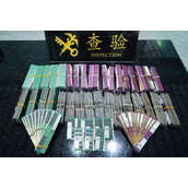 “千金腿”！男子双腿绑满内存条入境被查：藏了420个