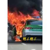 成都一出租车自燃引发大堵车 所幸无人员伤亡!