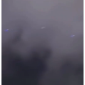 广东惠州网友拍下多个不明飞行物 散发着蓝紫光！