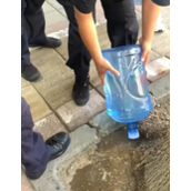 罕见病患者喝过的桶装水被倒掉浇树 涉事单位将调查此事！