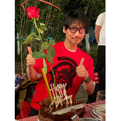 小岛秀夫发布生日照 岛大爷60周岁生日快乐