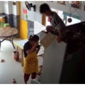 男孩踩空从2楼掉下落1楼冰箱上 妈妈：习惯了！
