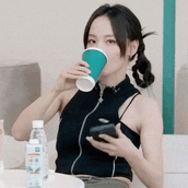 张嘉倪喝奶茶边喝边漏喝奶茶都这么有趣!
