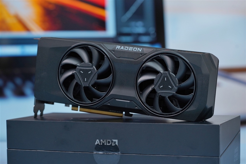 显存更大、性能更强、还便宜700元！AMD RX 7800XT & 7700 XT首发评测