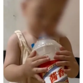半夜两点精神抖擞 女子给1岁儿子喝酱香拿铁引争议！