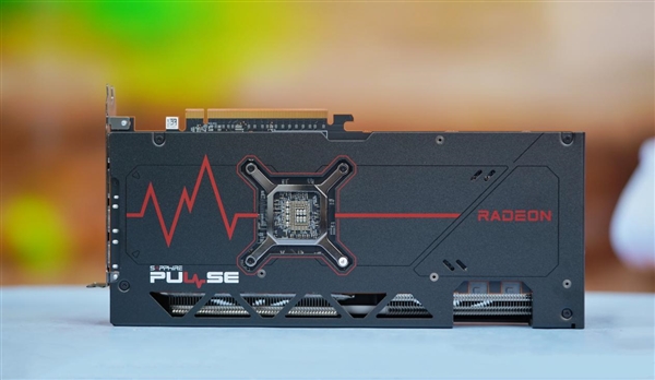 小巧双风扇！蓝宝石RX 7700 XT白金版显卡图赏