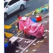 男子分手后将15000元撒向天空 背后真相是什么？