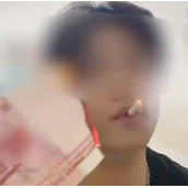 男子为炫富烧100元点烟 因故意损坏人民币被罚1万！
