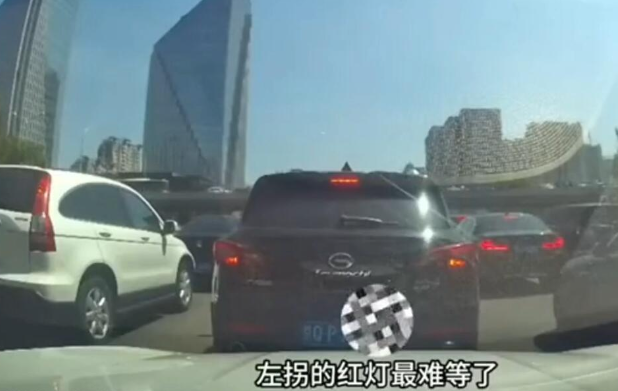 左拐的红灯最难等了是什么意思 左拐的红灯最难等了出自哪里