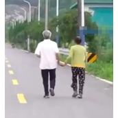 妻子用头绳牵失明丈夫晨跑30年 背后真相是什么？