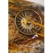 太离谱了！女生点外卖从碗里吃出地漏