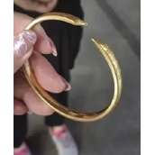 女子看热闹金手镯被人剪断险被偷 扎到了她的手腕才发现！
