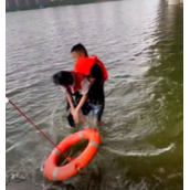 满满正能量 男子救人被追问姓名：我姓王可以了！