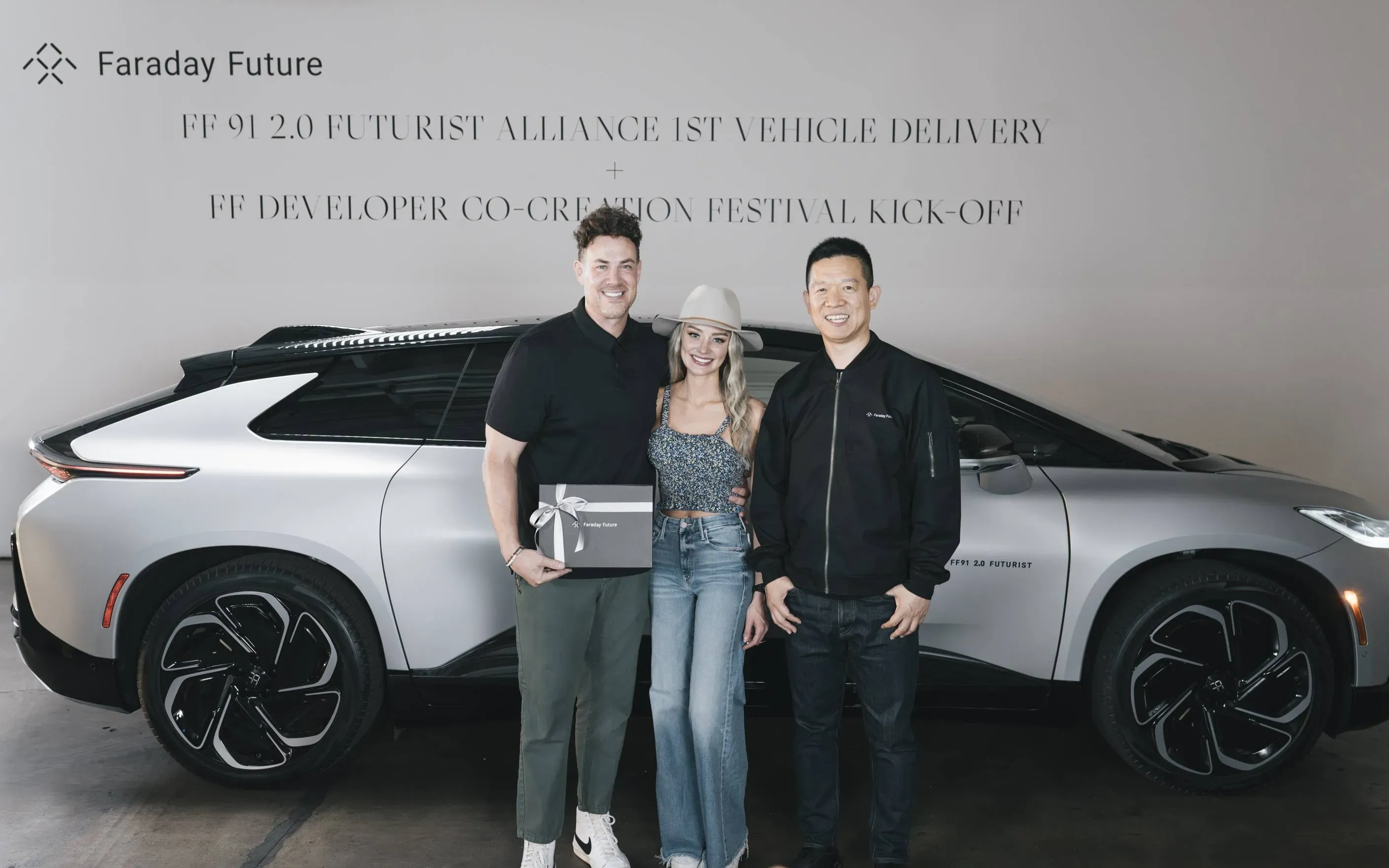 FF正式交付首辆FF912.0贾跃亭自驾交付