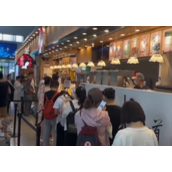 顾客吐槽茶颜悦色点餐方式像智商税：十多人队伍排了五十分钟！