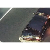 小车任性变道停高速路中间被货车追尾：屁股塌了还要负全责!