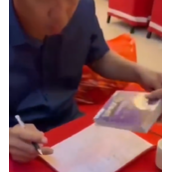 男子随礼一本刮刮乐 记账大爷懵了：看半天！