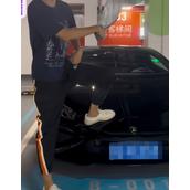 男孩脚踩兰博基尼并吐痰 维修费17万！车主：绝不和解！