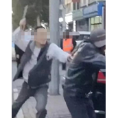 老人碰瓷被车主持刀追砍 当地回应涉事车主已被拘留！