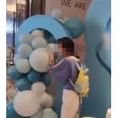 幼师吃完席拆现场装饰拉回幼儿园进行二次利用！