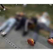 太疯狂了！升旗结束3人草坪熟睡被艰难叫醒