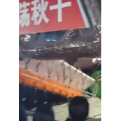 钢材质量有问题！济南一夜市网红秋千运行两个月断裂坠落！