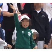 龙舟比赛看台现吴京同款运动服 一起为中国队加油！