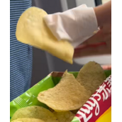 高铁上不脏手吃薯片教程火了 网友：之前吃完的手白嘬了？