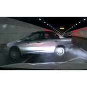 隧道内不打灯强行变道遇上狠人：行车记录仪拍下惊险一幕!