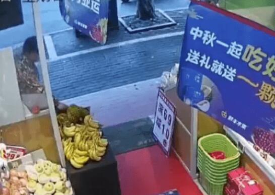 大妈偷走榴莲嫌是生的找店家退钱 背后真相实在让人惊愕