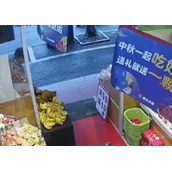 大妈偷走榴莲嫌是生的找店家退钱 背后真相实在让人惊愕