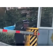 物业回应小区保安大爷手摇抬车杆 背后真相是什么？