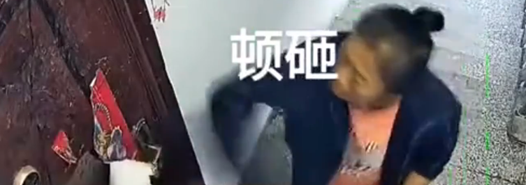男子遭楼下老人砸门咒骂1年暴瘦20斤 妻子也瘦了十多斤！