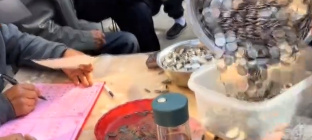 8人端3600个硬币给结婚好友随份子 给记账的大爷大妈们吓着了！