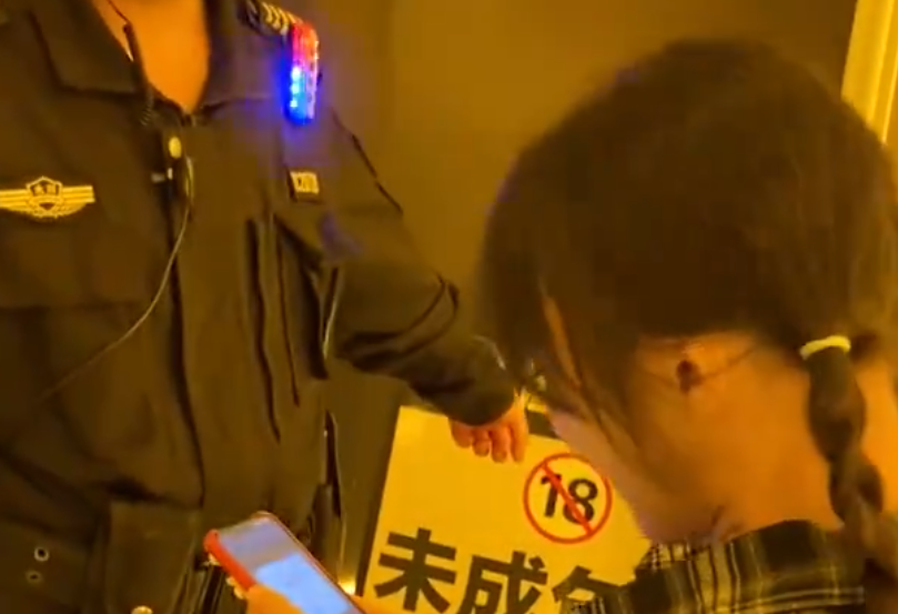 24岁娃娃脸女生去酒吧被当未成年拦下 本人：已经习惯了