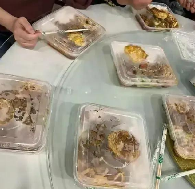 网友吃席发现每人面前都是盒饭 在场众人惊掉下巴！