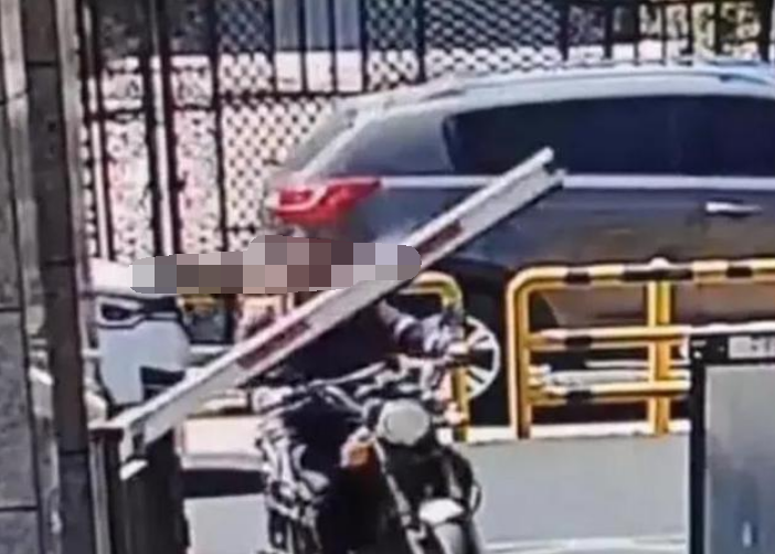 看上去没什么大事!男子被小区闸杆击倒后离世